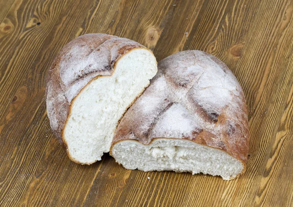 Bochenek Chleba Pszennego Podzielony Dwie Równe Połówki Zdjęcie Posiłku Bliska — Zdjęcie stockowe