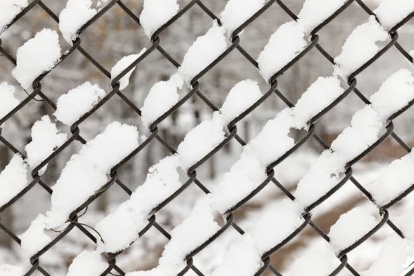 Foto Una Rejilla Metal Cubierta Nieve Blanca Que Cae Durante — Foto de Stock