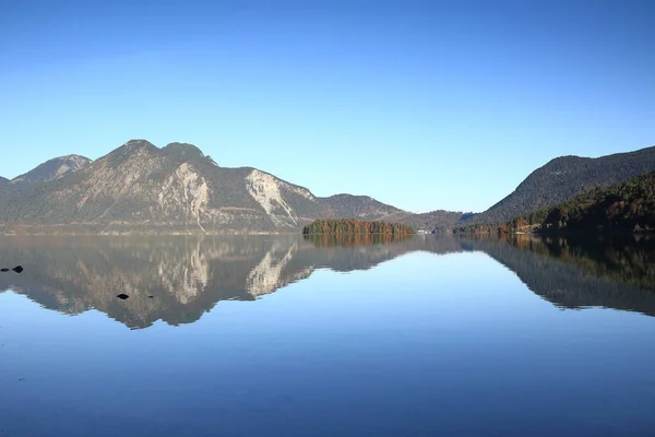 Mirrored Mountains Lake — kuvapankkivalokuva