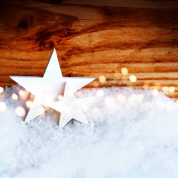 Χριστούγεννα Αστέρια Στο Χιόνι Bokeh Μπροστά Από Ένα Ξύλινο Τοίχο — Φωτογραφία Αρχείου