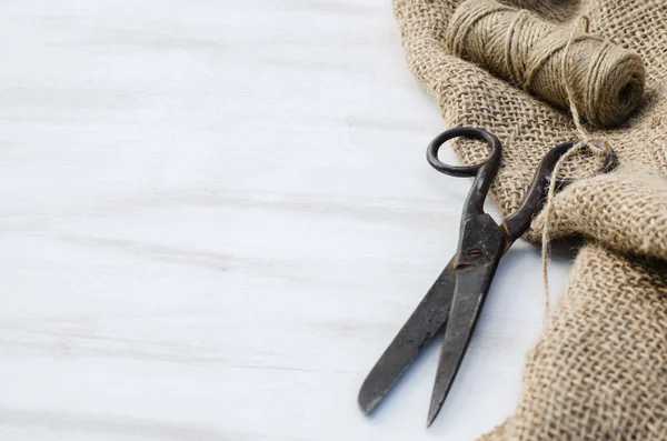 Tijeras Viejas Cordel Yute Madeja Arpillera Sobre Fondo Madera Estilo — Foto de Stock