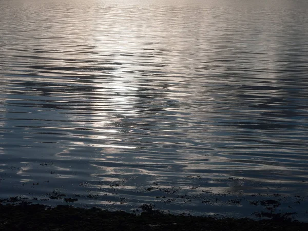 Mooi Wateroppervlak Zonsondergang Licht Golven Rimpelt Licht — Stockfoto