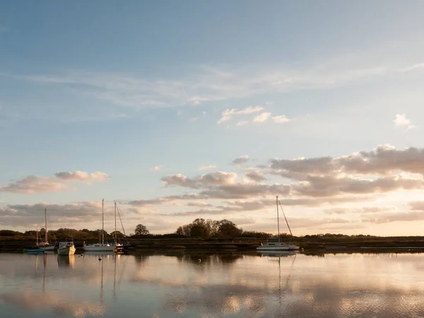 Boten Geparkeerd Rivierhaven Waterlandschap — Stockfoto