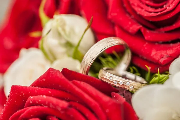 Anéis Casamento Dourados Rosas Vermelhas — Fotografia de Stock