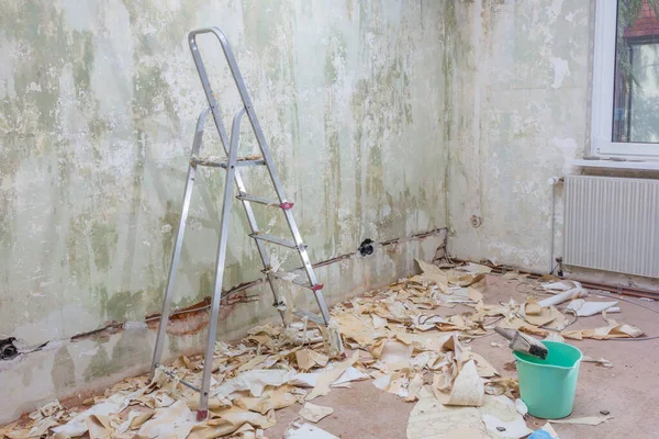 Apartamento Sucio Después Quitar Fondo Pantalla Durante Los Trabajos Renovación — Foto de Stock