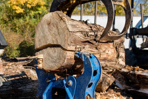 Powerful Machine Splitting Logs Work — Stock Photo, Image