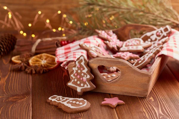 크리스마스 디오르에 손으로 쿠키를 쟁반에 크리스마스와 — 스톡 사진