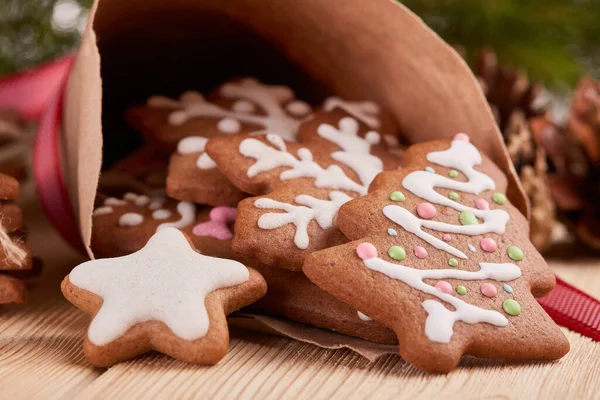 Pães Gengibre Natal Decorações Natal Biscoitos Artesanais Cone Papel Deitado — Fotografia de Stock