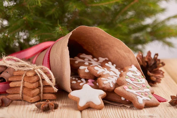 크리스마스 빵이야 크리스마스 장식들 종이로 원추형 크리스마스와 — 스톡 사진