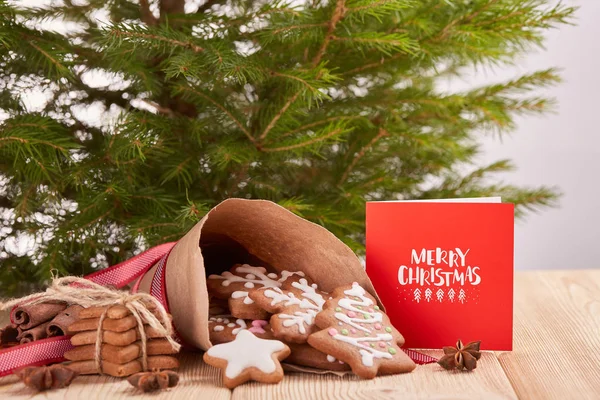 Pães Gengibre Natal Decorações Natal Biscoitos Artesanais Cone Papel Deitado — Fotografia de Stock