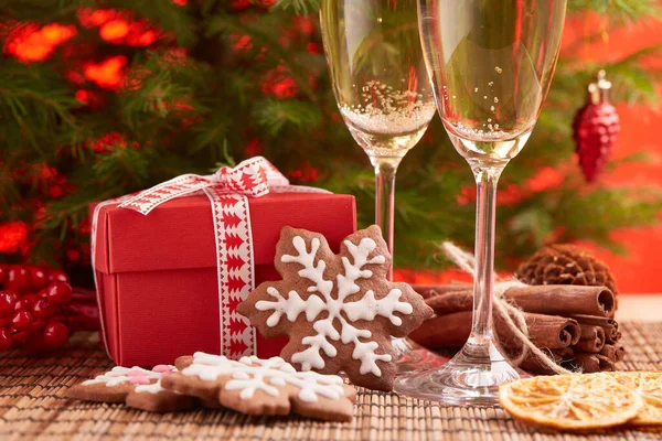 两杯香槟 冷杉树 礼品盒和红底圣诞姜饼 新年及圣诞节 — 图库照片