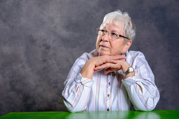 Серая Волосатая Пожилая Женщина Очках Выглядит Расслабленной — стоковое фото
