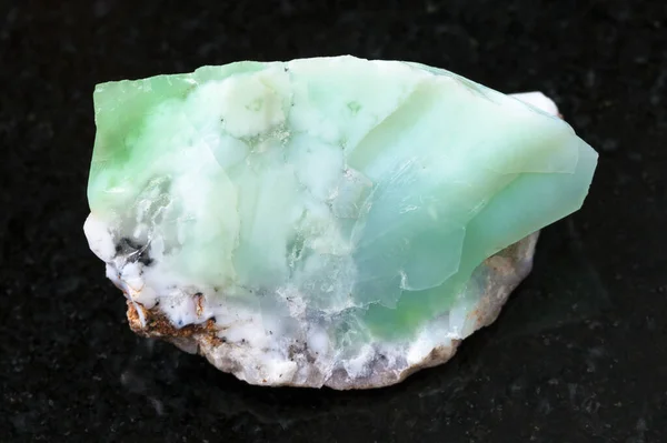 Természetes Ásványi Kőzet Mintájának Makrofotózása Chrysoprase Drágakő Nyers Kristálya Sötét — Stock Fotó