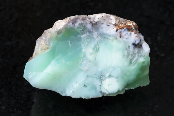 Természetes Ásványi Kőzet Mintájának Makrofotózása Chrysoprase Drágakő Durva Kristálya Sötét — Stock Fotó