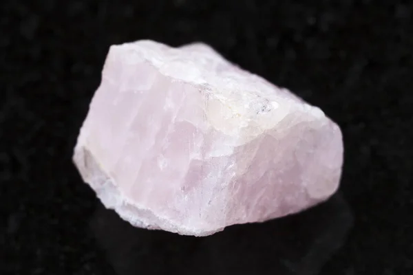 Macro Shooting Natural Mineral Rock Specimen Raw Morganite Рожевий Берил — стокове фото