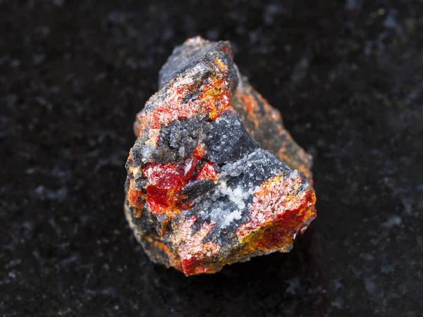 Makro Polowanie Naturalnych Okazów Skał Mineralnych Surowy Kamień Realgar Ciemnym — Zdjęcie stockowe