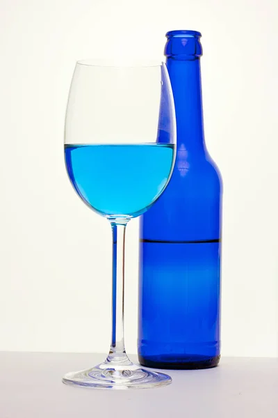 白を基調としたワインとボトルのグラス — ストック写真
