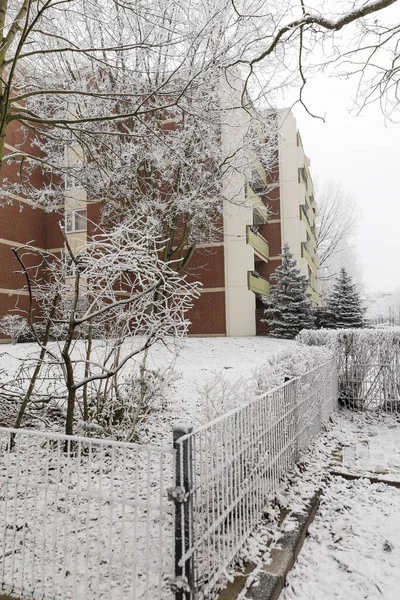 Karla Kaplı Bahçesi Olan Apartman Dairesi — Stok fotoğraf