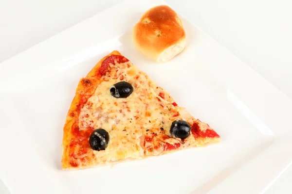 Pezzo Pizza Con Olive Salame — Foto Stock