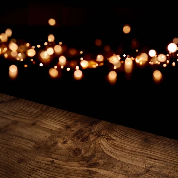 Diagonální Rustikální Dřevěný Stůl Tmavým Pozadím Zlatým Bokeh Pro Vánoční — Stock fotografie