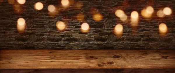 Mesa Madeira Rústica Com Parede Pedra Luzes Douradas Para Decoração — Fotografia de Stock