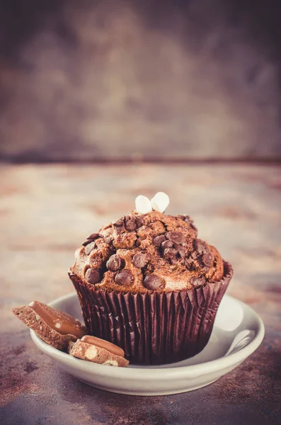 Czekolada Muffin Kawałkami Czekolady Stylu Vintage Selektywny Fokus Kopiować Miejsca — Zdjęcie stockowe