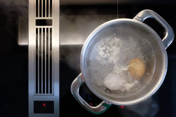 Eier Wasser Topf Auf Herd Mit Dunstabzugshaube Kochen — Stockfoto