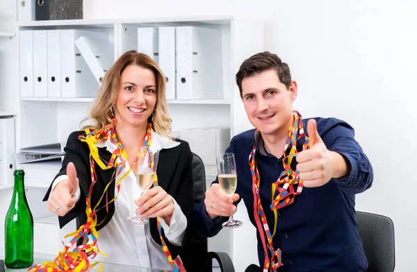 Jovem Empresário Empresária Comemorando Juntos Escritório — Fotografia de Stock