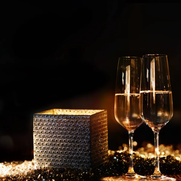 Luminosa Scatola Regalo Illuminata Con Champagne Una Sorpresa Natale — Foto Stock