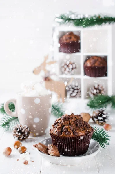 Weihnachten Schokoladenmuffin Und Kakao Mit Marshmallow Auf Weißem Tisch Weihnachtsdekoration — Stockfoto