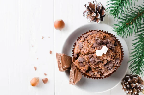 Schokoladenmuffin Und Tannenzweige Auf Weißem Holzgrund Selektiver Fokus Kopierraum — Stockfoto