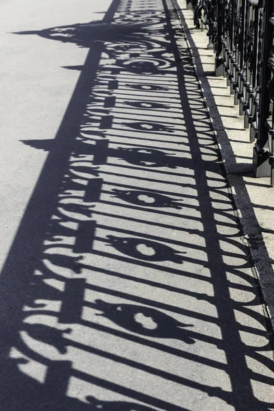 Schatten Eines Schmiedeeisernen Zauns — Stockfoto