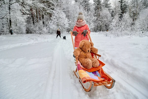 Mladá Dívka Červeném Pleteném Svetru Hraje Velkým Černým Psem Obrovském — Stock fotografie