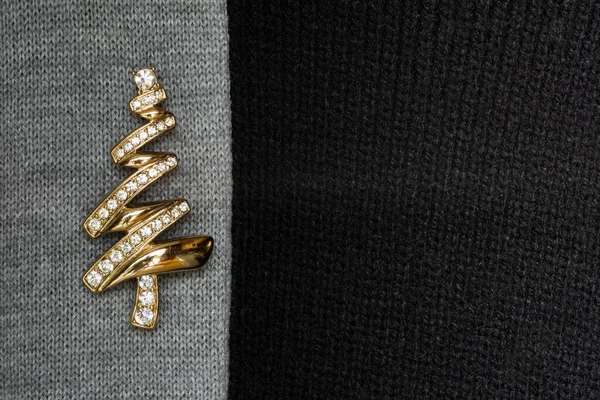 セーターの背景にある金とダイヤモンドのブローチ — ストック写真