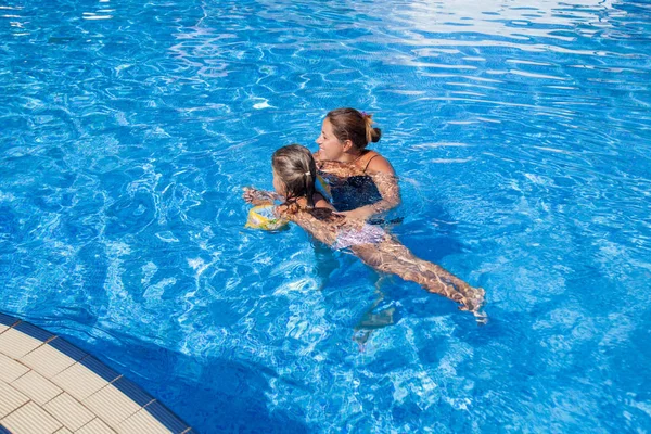 带着女儿去游泳池度假的母亲 — 图库照片