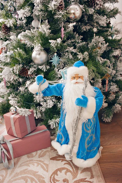 Panenka Santa Clause Vánocům Vedle Zeleného Vánočního Stromku Zabalené Vánoční — Stock fotografie