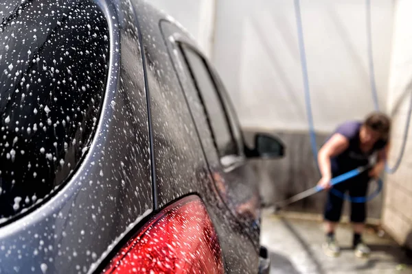 Nahaufnahme Eines Mannes Der Das Auto Wäscht — Stockfoto