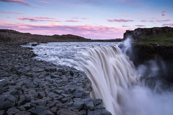 Bella Cascata Sullo Sfondo Della Natura — Foto Stock