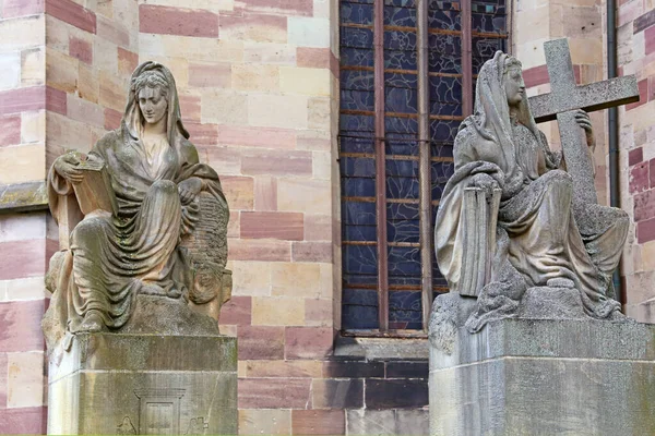 Скульптуры Перед Старой Городской Церковью Хофгейсмаре — стоковое фото