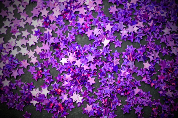 Purpurowe Gwiazdy Błyszczące Czarnym Tle Kopią Przestrzeni — Zdjęcie stockowe
