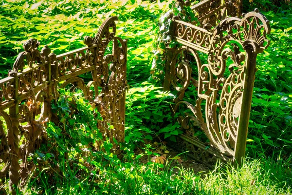 Alter Rostiger Zaun Schmiedeeiserner Zaun — Stockfoto