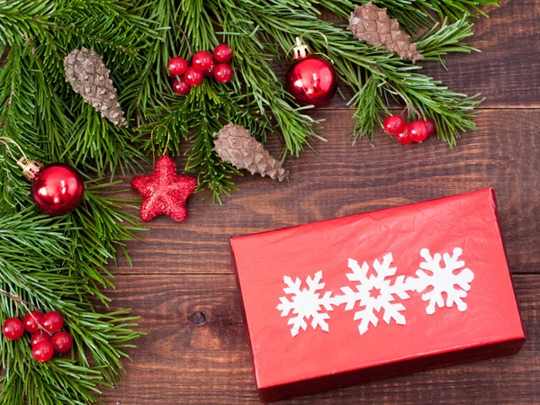 Abeto Navidad Con Decoración Sobre Fondo Tablero Madera Oscura Diseño —  Fotos de Stock