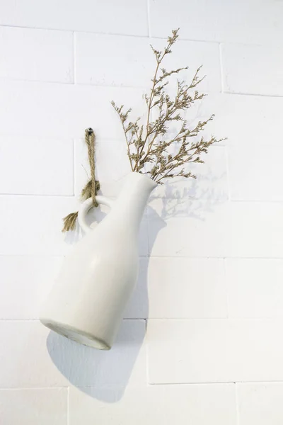 Getrocknete Kleine Weiße Blüten Der Vase Archivbild — Stockfoto