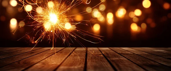 Sfondo Bokeh Festivo Con Scintillante Ardente Palcoscenico Legno Una Decorazione — Foto Stock