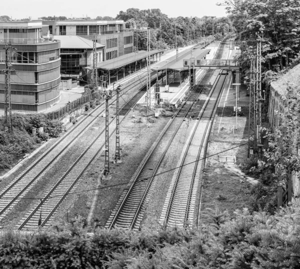 Voorstedelijk Station Met Meerdere Spoorlijnen — Stockfoto