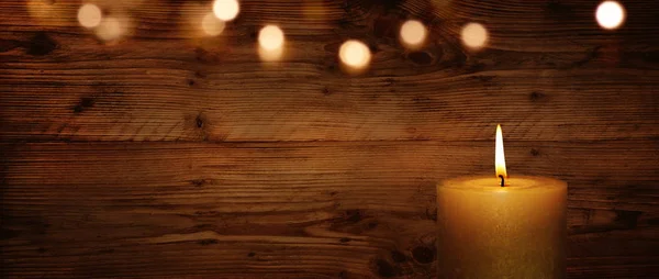크리스마스에 황금색보케 앞에서 촛불을 태운다 — 스톡 사진