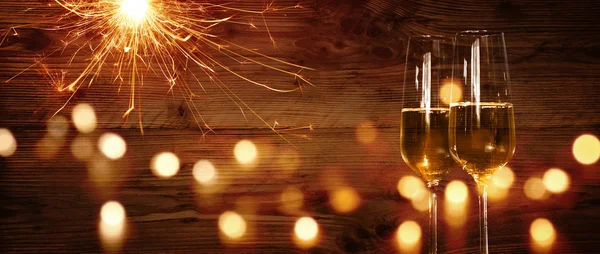 Champagne Scintilla Fronte Una Parete Legno Con Bokeh Nuovo Anno — Foto Stock