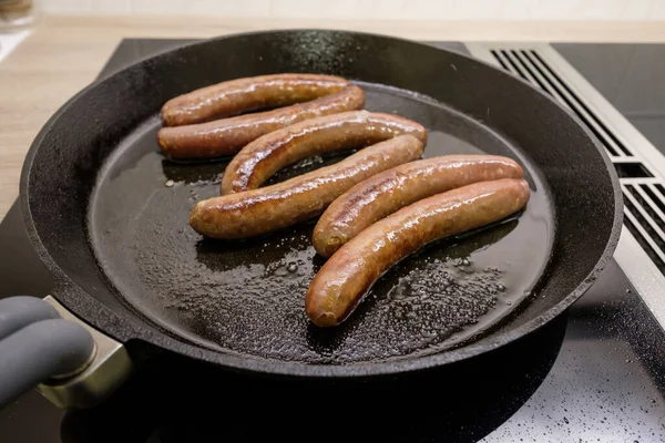 Salsicce Fritte Merguez Friggere Sott Olio Una Padella Ghisa Sul — Foto Stock