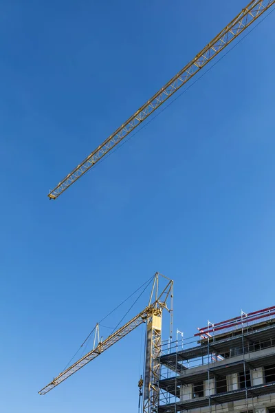 Baukran Vor Einem Neubau Mit Strahlend Blauem Himmel — Stockfoto