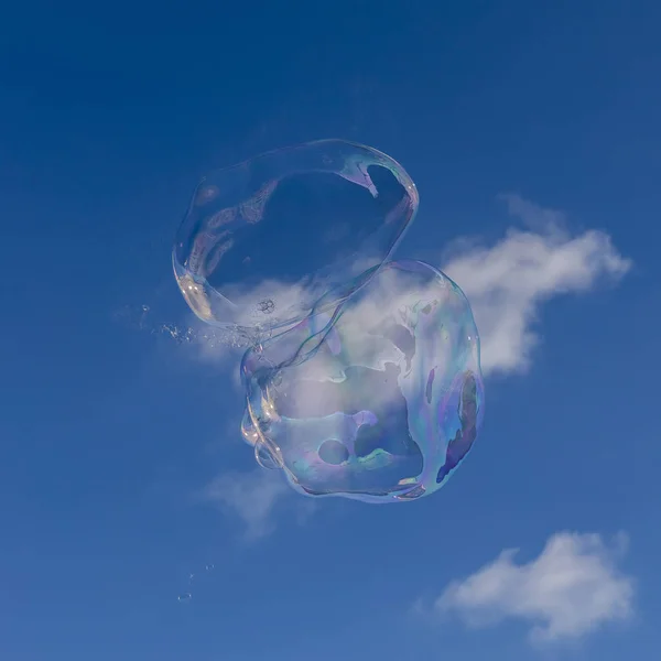 Obrovské Mýdlové Bubliny Praskající Mýdlové Bubliny Proti Modré Obloze Vláčné — Stock fotografie